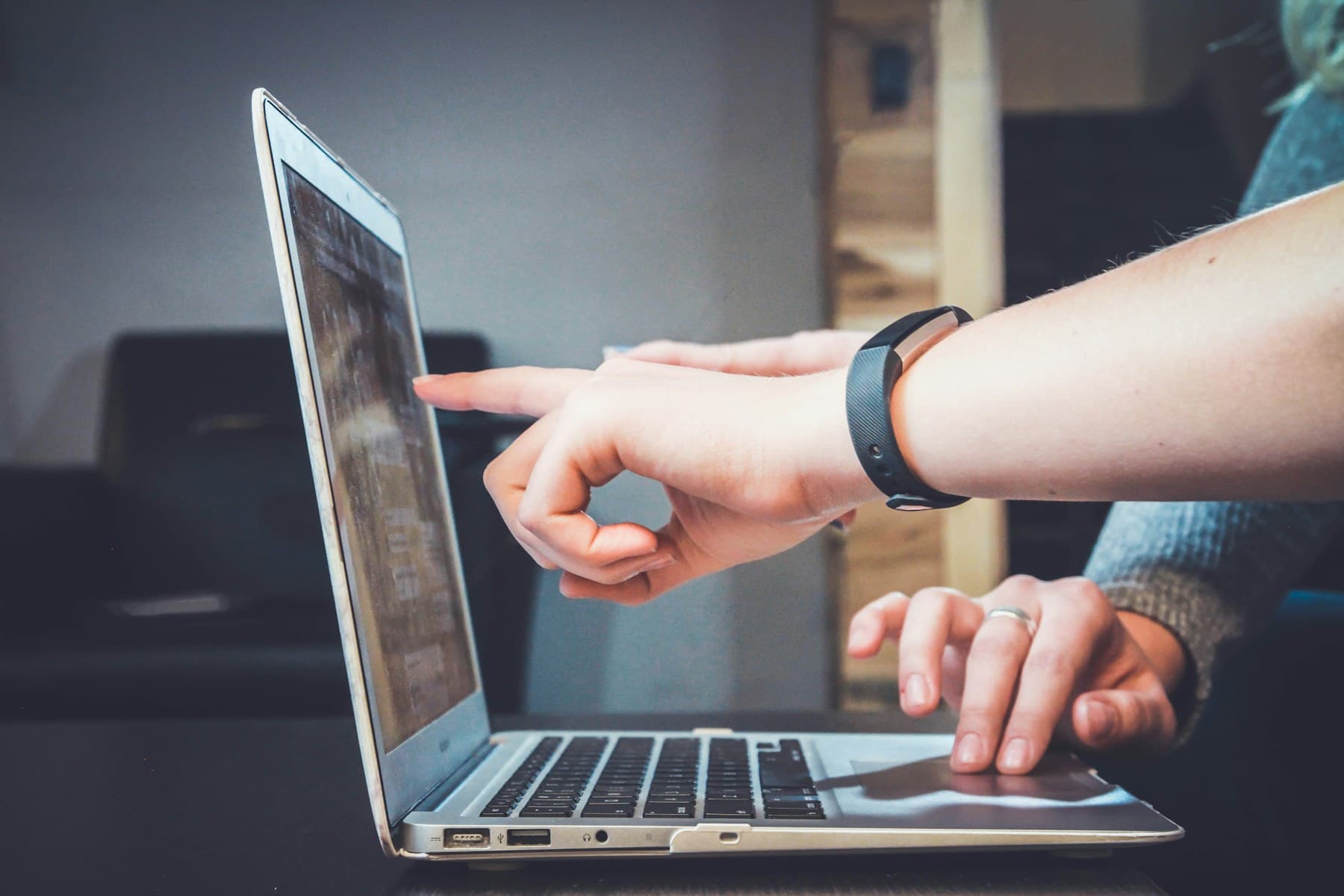Specjaliści omawiający rozwiązanie technologiczne przy laptopie